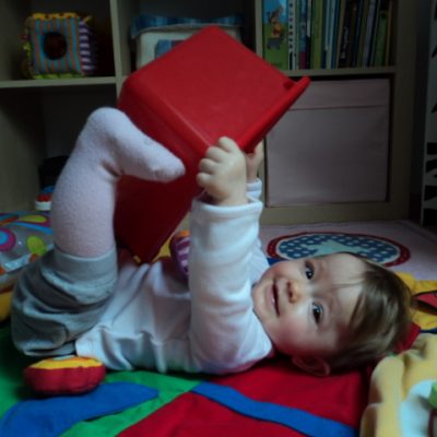 enfant allongé qui joue