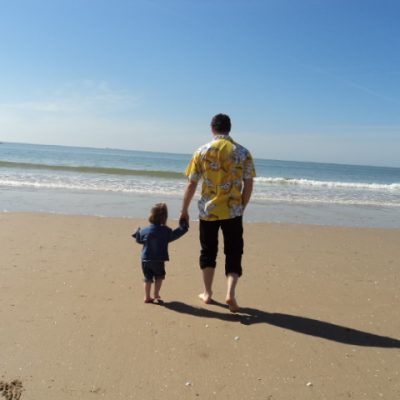 papa plage homme et enfant sur la plage