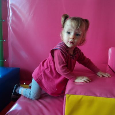 enfant sur des blocs moteurs