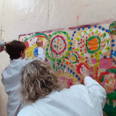 adultes et enfants peignent ensemble adultes et enfants peignent ensemble