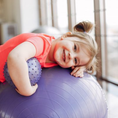 fillette sur un gros ballon fillette sur un gros ballon
