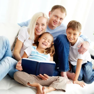 happy-family-lisant-livre_1098-1493