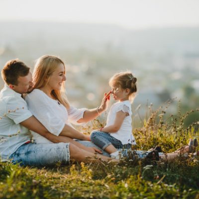 heureux-parents-leur-petite-fille-reposent-pelouse-lors-belle-journee-ete_8353-7525 détente en famille