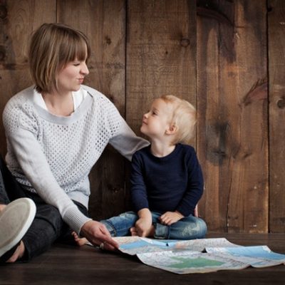 maman qui regarde son enfant